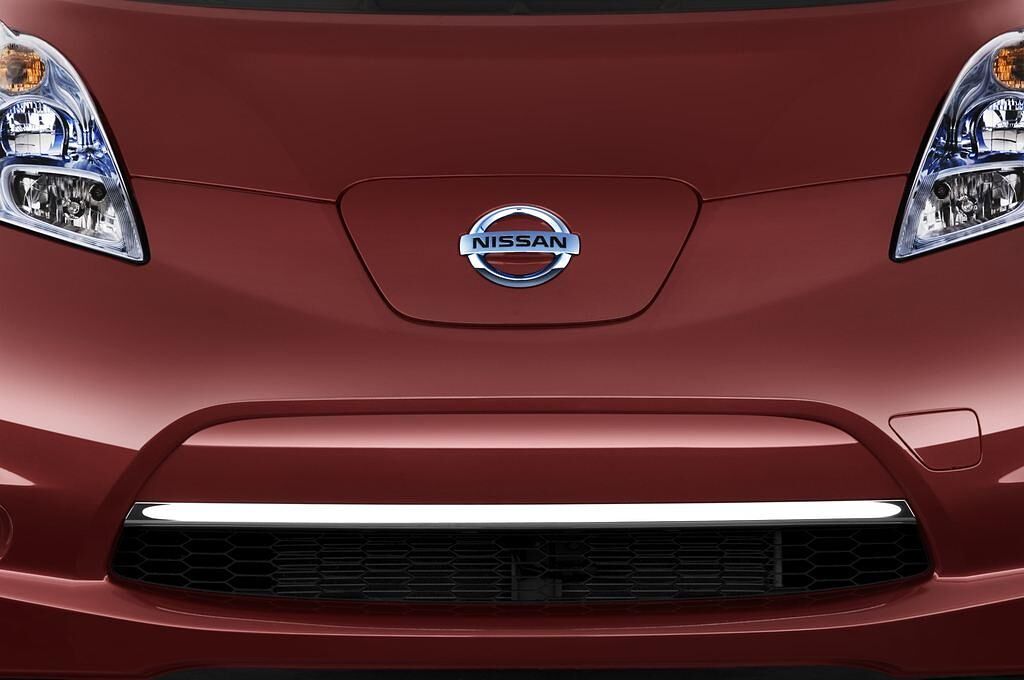 Nissan Leaf (Baujahr 2014) Acenta 5 Türen Kühlergrill und Scheinwerfer