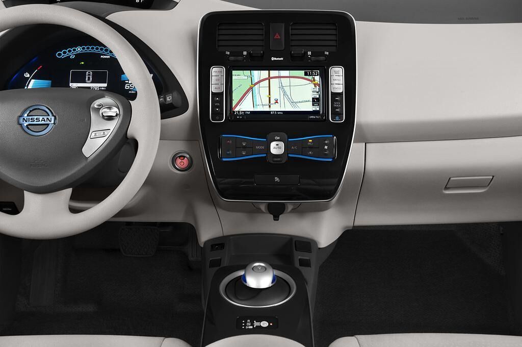 Nissan Leaf (Baujahr 2014) Acenta 5 Türen Mittelkonsole