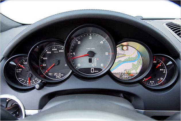 Typisch Porsche: Der Drehzahlmesser sitzt in der Mitte, der Tachometer wirkt fast wie beiläufig daneben platziert