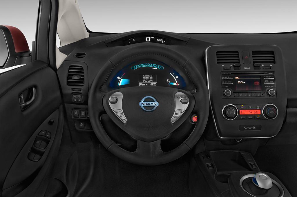 Nissan Leaf (Baujahr 2015) Visia 5 Türen Lenkrad