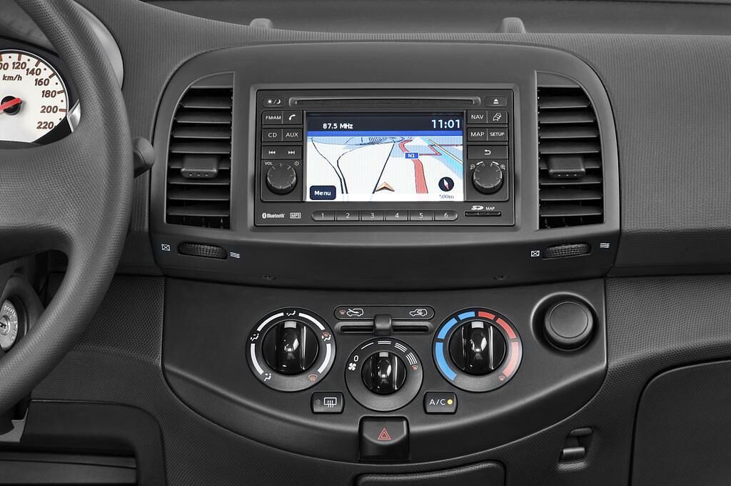 Nissan Micra (Baujahr 2009) Connect 3 Türen Mittelkonsole