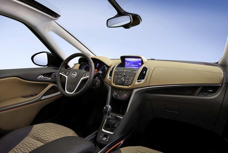 Die optionale Panoramafrontscheibe im Opel Zafira Tourer BiTurbo.