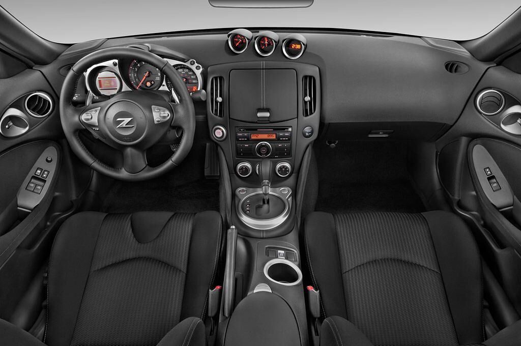 Nissan 370Z (Baujahr 2010) Pack 2 Türen Cockpit und Innenraum
