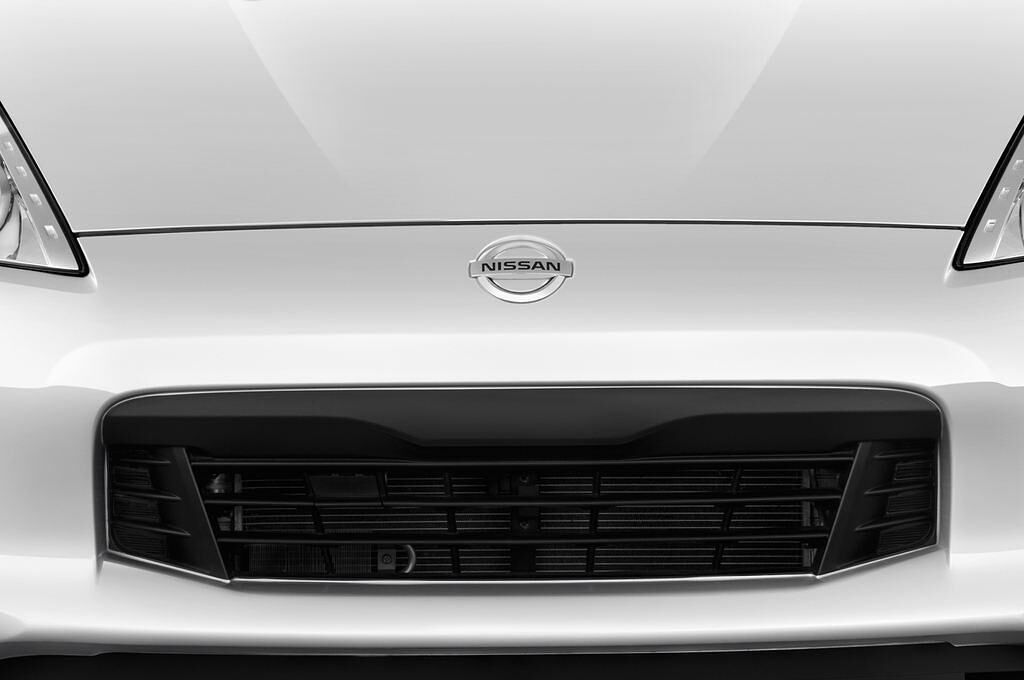 Nissan 370Z (Baujahr 2015) 3.7 V6 2 Türen Kühlergrill und Scheinwerfer