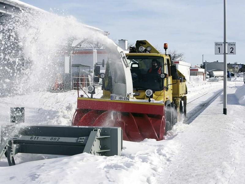 2-Wege-Unimog auf der Schiene.