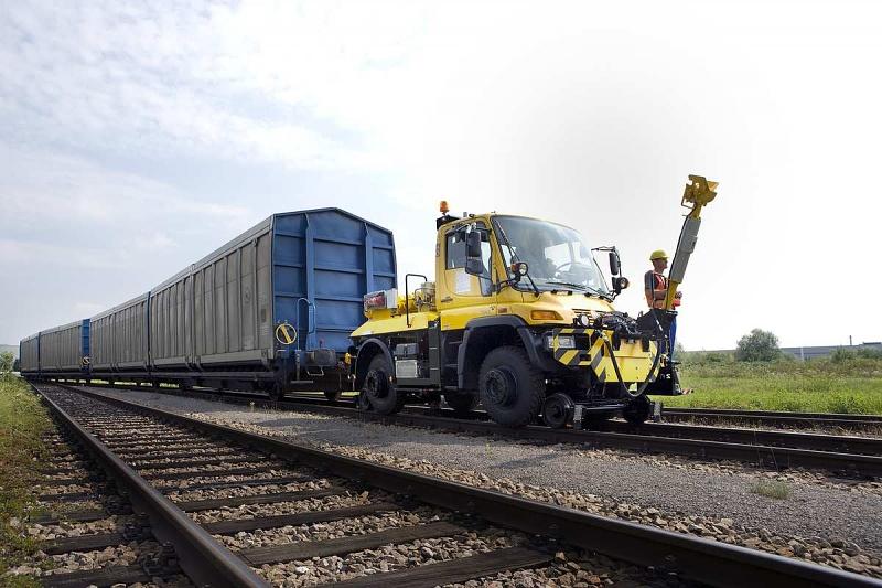 Ein 2-Wege-Unimog kann bis zu 1.000 Tonnen rangieren.
