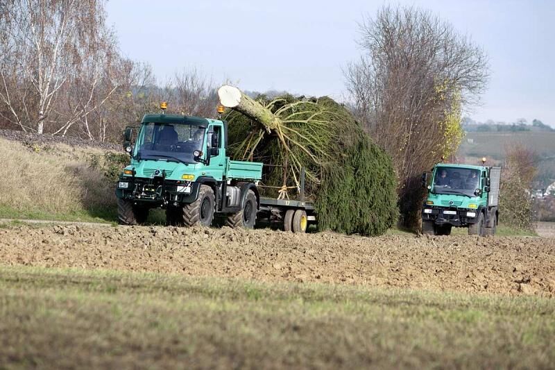 Ein Unimog U 400 transportiert eine 3,5 Tonnen schwere und...