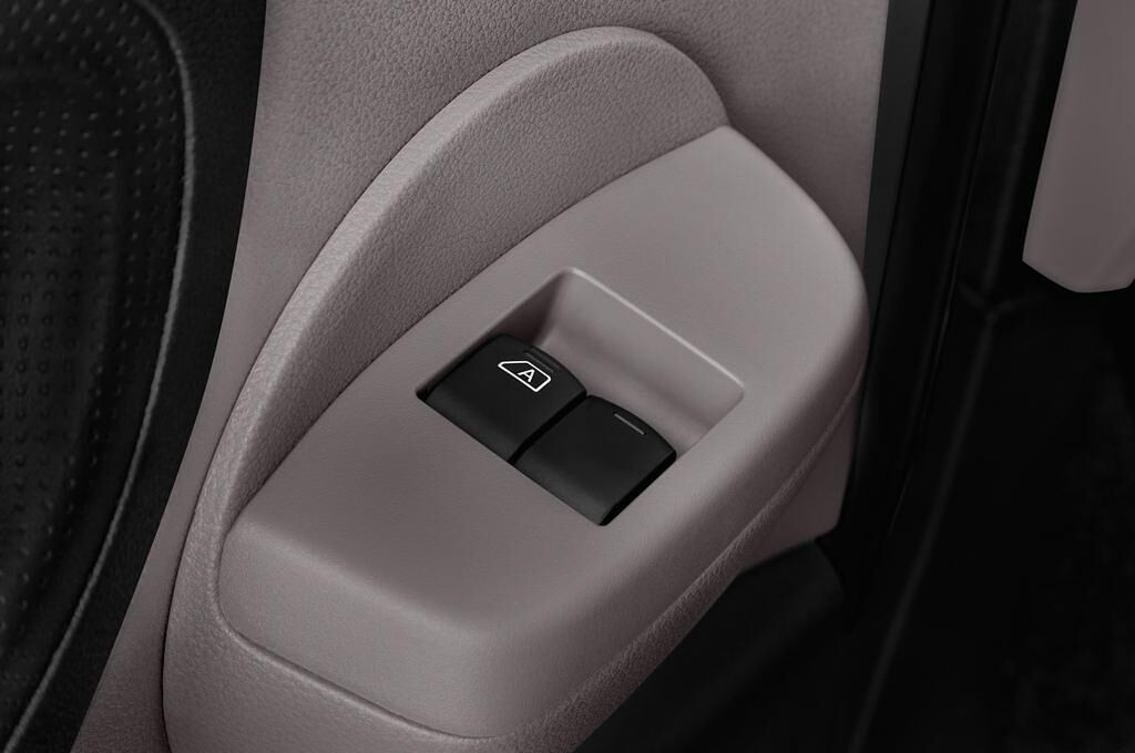 Nissan E-NV200 Evalia (Baujahr 2016) Tekna 5 Türen Bedienungselemente Tür