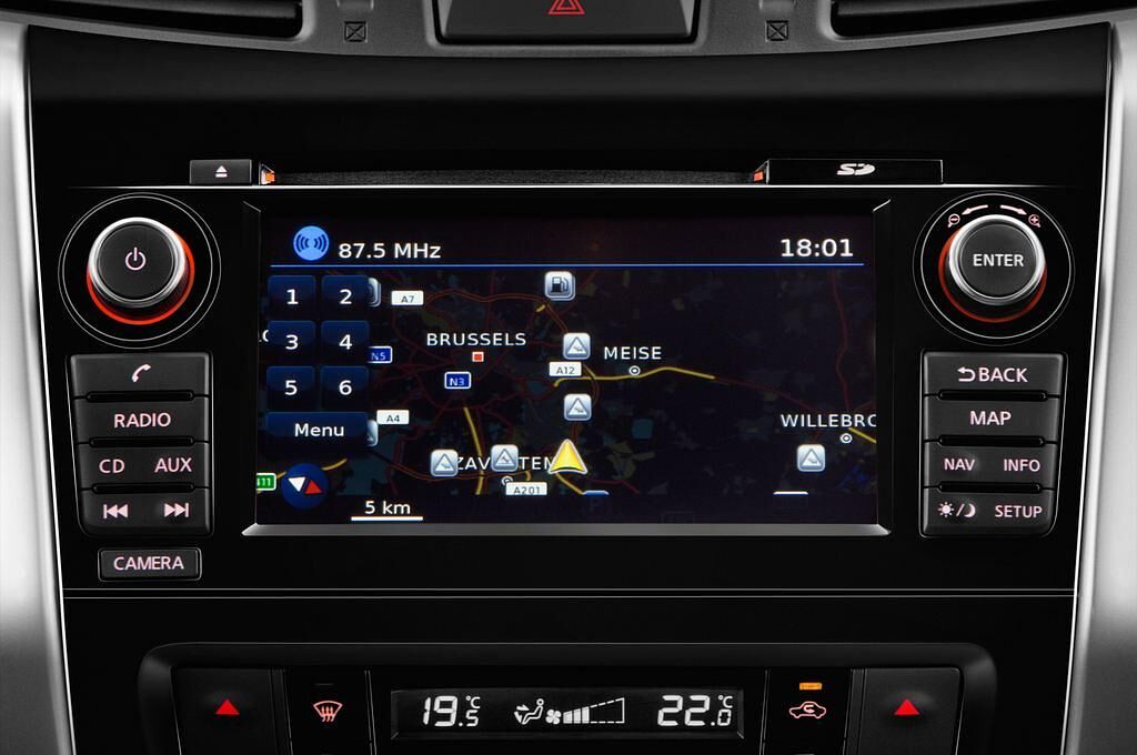 Nissan NP300 (Baujahr 2016) Tekna 4 Türen Radio und Infotainmentsystem