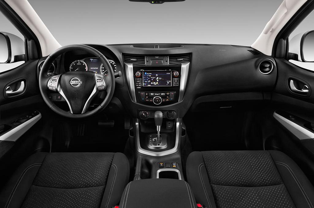 Nissan NP300 (Baujahr 2016) Tekna 4 Türen Cockpit und Innenraum