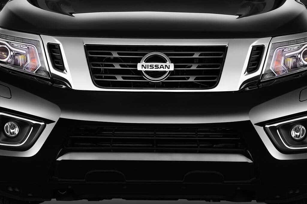 Nissan NP300 (Baujahr 2016) Tekna 4 Türen Kühlergrill und Scheinwerfer