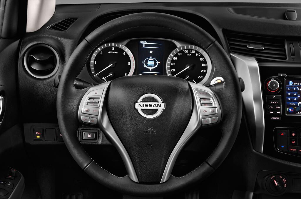 Nissan NP300 (Baujahr 2016) Tekna 4 Türen Lenkrad