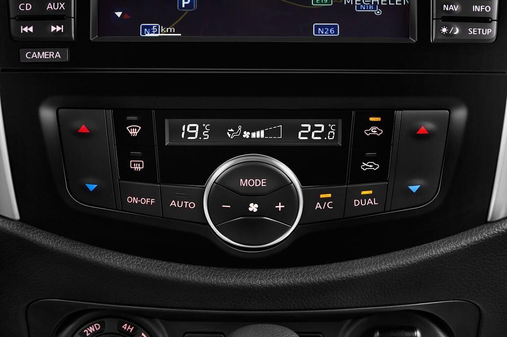 Nissan NP300 (Baujahr 2016) Tekna 4 Türen Temperatur und Klimaanlage