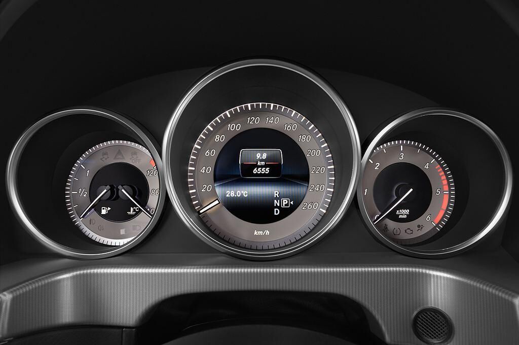 Mercedes E-Class (Baujahr 2015) Avantgarde 5 Türen Tacho und Fahrerinstrumente