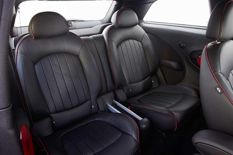 Der Mini John Cooper Works Paceman verfügt über zwei Einzelsitze im Fond.