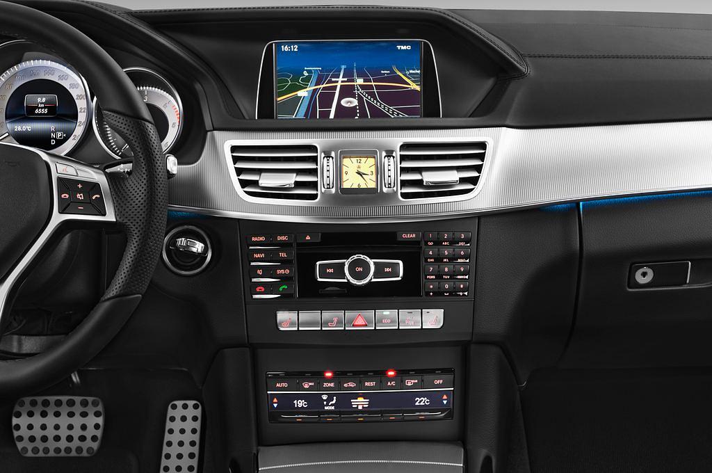 Mercedes E-Class (Baujahr 2015) Avantgarde 5 Türen Mittelkonsole