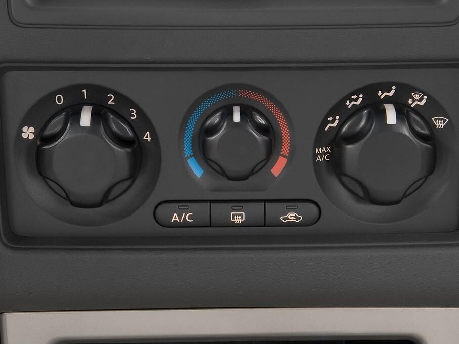 Nissan Pathfinder (Baujahr 2010) SE 5 Türen Temperatur und Klimaanlage