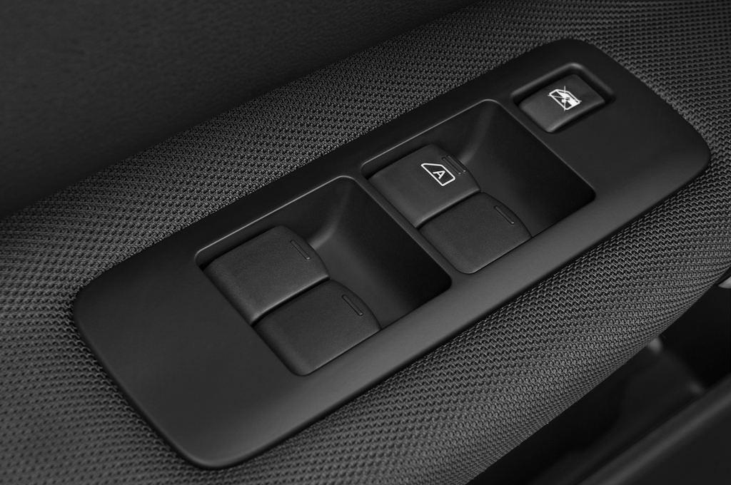 Nissan Qashqai (Baujahr 2009) TEKNA 5 Türen Bedienungselemente Tür