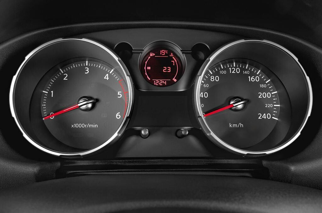 Nissan Qashqai (Baujahr 2009) TEKNA 5 Türen Tacho und Fahrerinstrumente