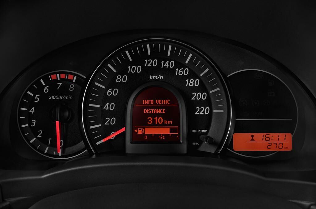 Nissan Micra (Baujahr 2013) Acenta 5 Türen Tacho und Fahrerinstrumente