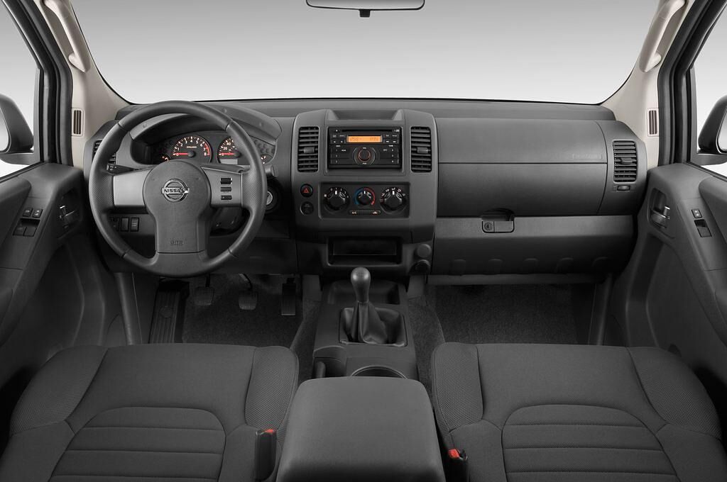 Nissan Navara (Baujahr 2010) SE King Cab 4 Türen Cockpit und Innenraum