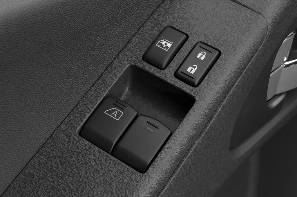 Nissan Navara (Baujahr 2010) SE King Cab 4 Türen Bedienungselemente Tür