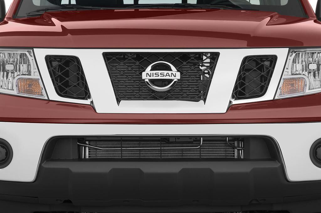 Nissan Navara (Baujahr 2010) SE King Cab 4 Türen Kühlergrill und Scheinwerfer
