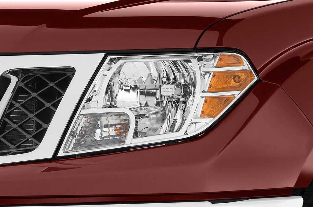 Nissan Navara (Baujahr 2010) SE King Cab 4 Türen Scheinwerfer