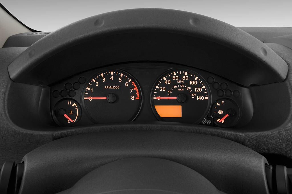 Nissan Navara (Baujahr 2010) SE King Cab 4 Türen Tacho und Fahrerinstrumente