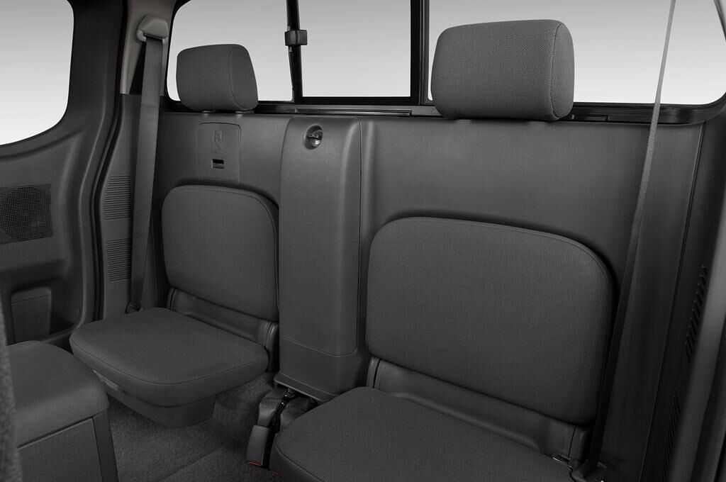 Nissan Navara (Baujahr 2010) SE King Cab 4 Türen Rücksitze