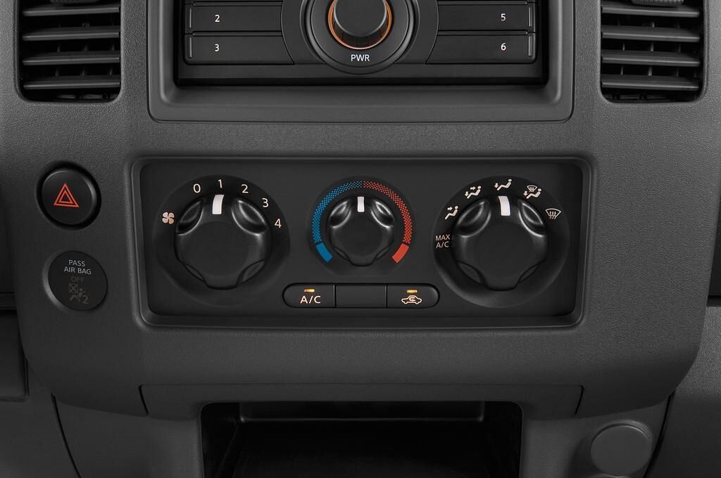 Nissan Navara (Baujahr 2010) SE King Cab 4 Türen Temperatur und Klimaanlage