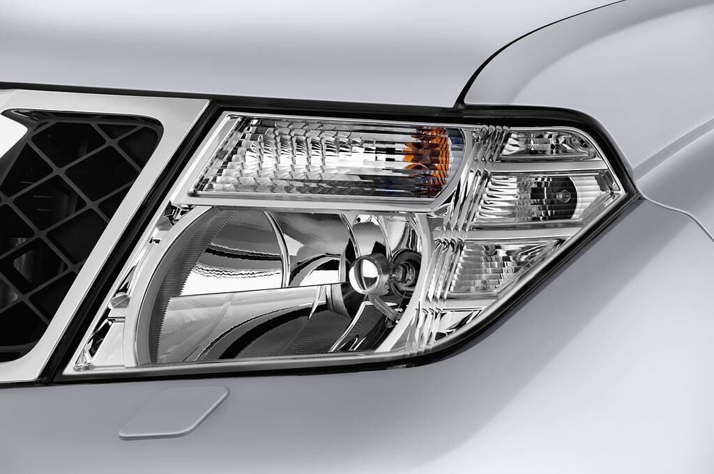 Nissan Navara (Baujahr 2012) LE 4 Türen Scheinwerfer