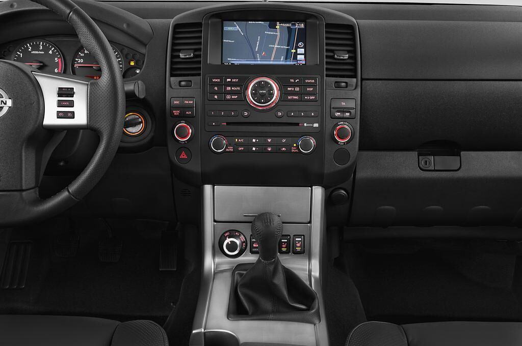 Nissan Navara (Baujahr 2012) LE 4 Türen Mittelkonsole