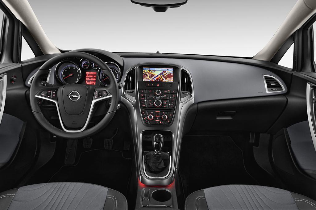 Opel Astra (Baujahr 2013) INNOVATION 4 Türen Cockpit und Innenraum