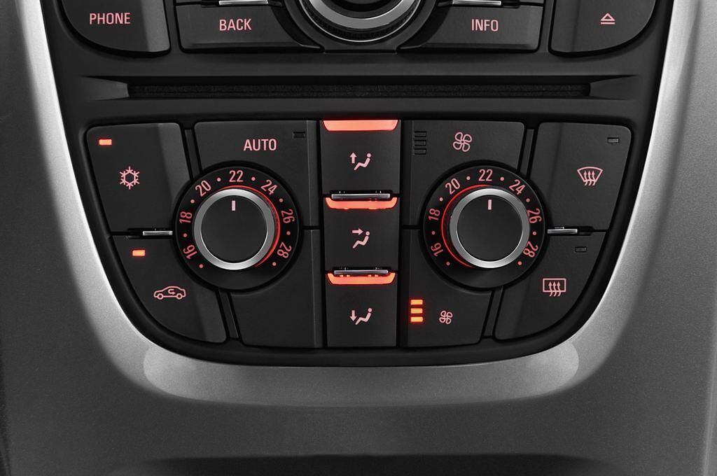 Opel Astra (Baujahr 2013) INNOVATION 4 Türen Temperatur und Klimaanlage