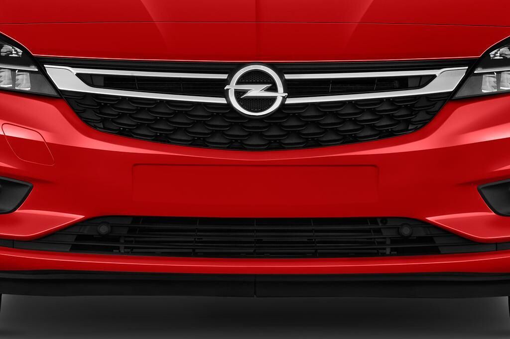 Opel Astra (Baujahr 2016) Dynamic 5 Türen Kühlergrill und Scheinwerfer