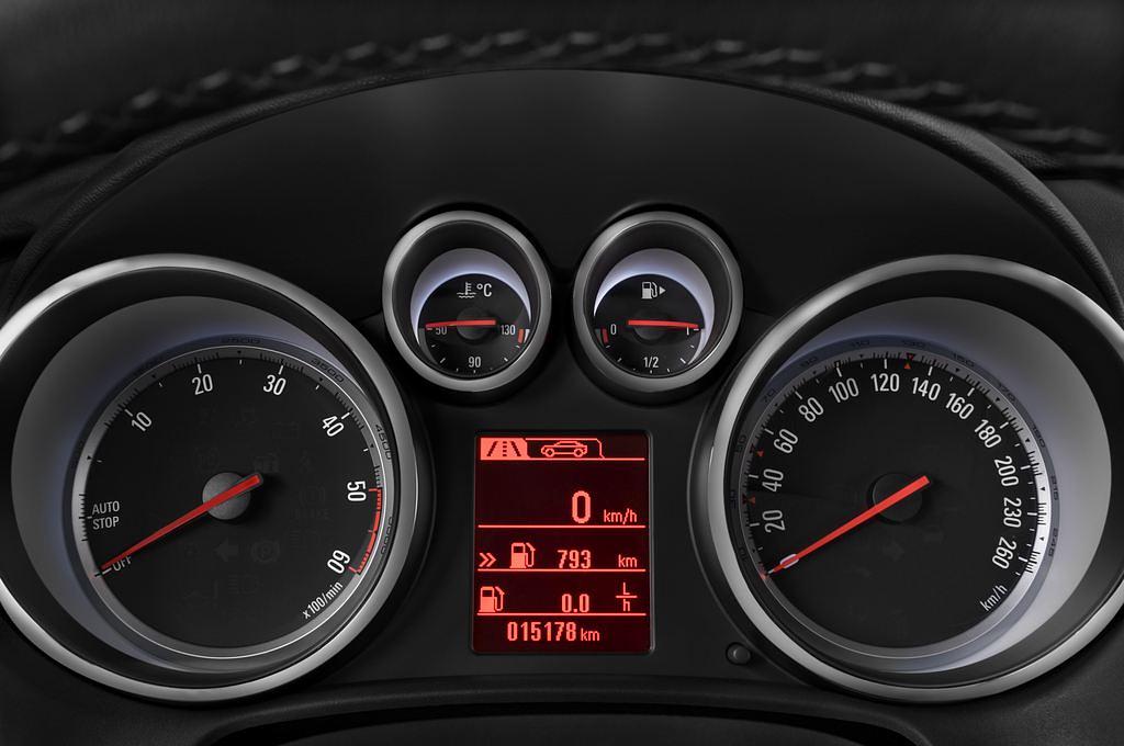 Opel Astra GTC (Baujahr 2013) INNOVATION 3 Türen Tacho und Fahrerinstrumente