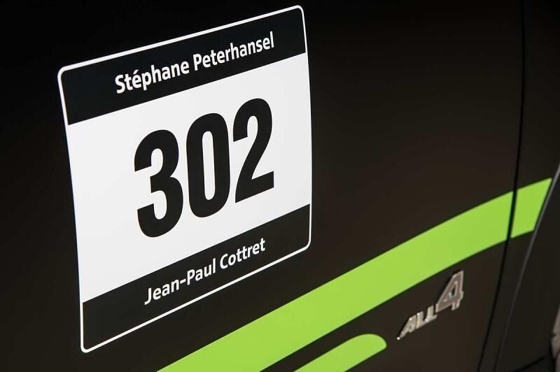 Die Startnummer befindet sich auf der Fahrer- und Beifahrerseite.