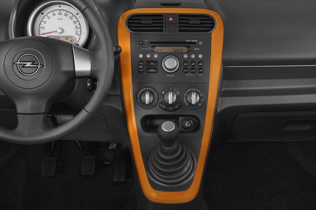 Opel Agila (Baujahr 2011) Edition 5 Türen Mittelkonsole
