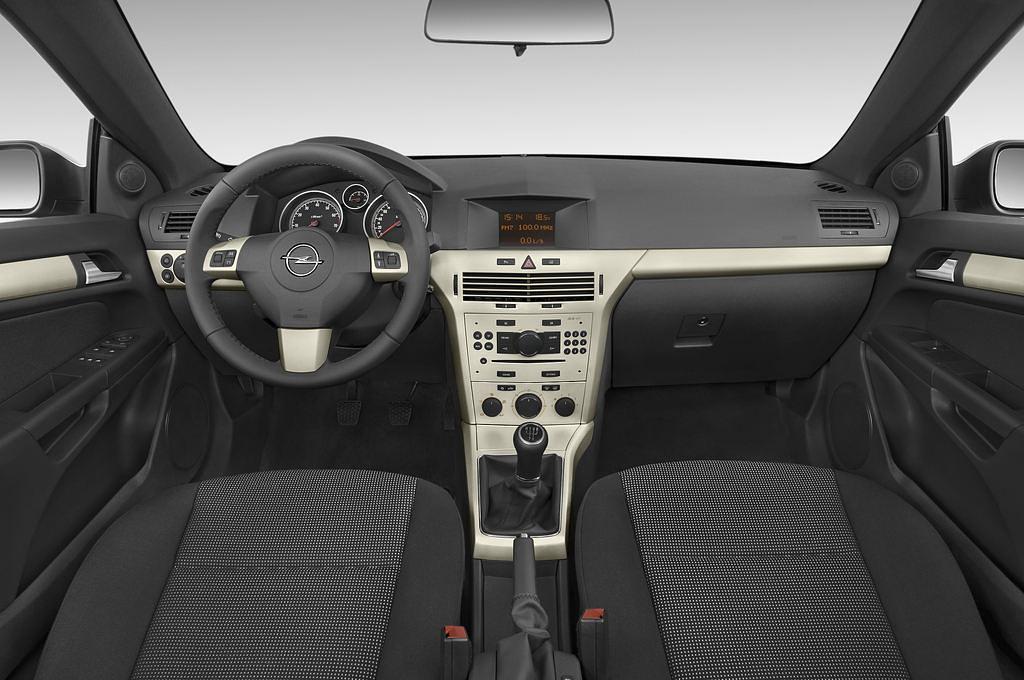 Opel Astra (Baujahr 2011) Endless Summer 2 Türen Cockpit und Innenraum