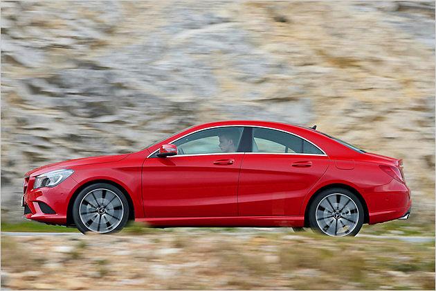 Wie auch schon den großen Bruder CLS, bezeichnen die Schwaben den CLA als viertüriges Coupé