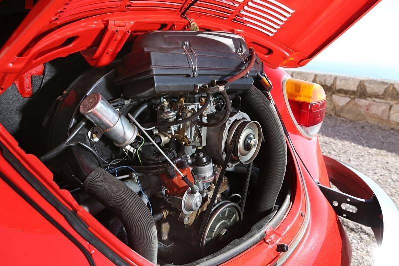 Der Boxermotor im Heck des VW Käfer 1303 Cabrio hat einen Hubraum von 1,6 Litern