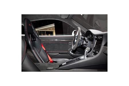 Alcantara in immer mehr Autos