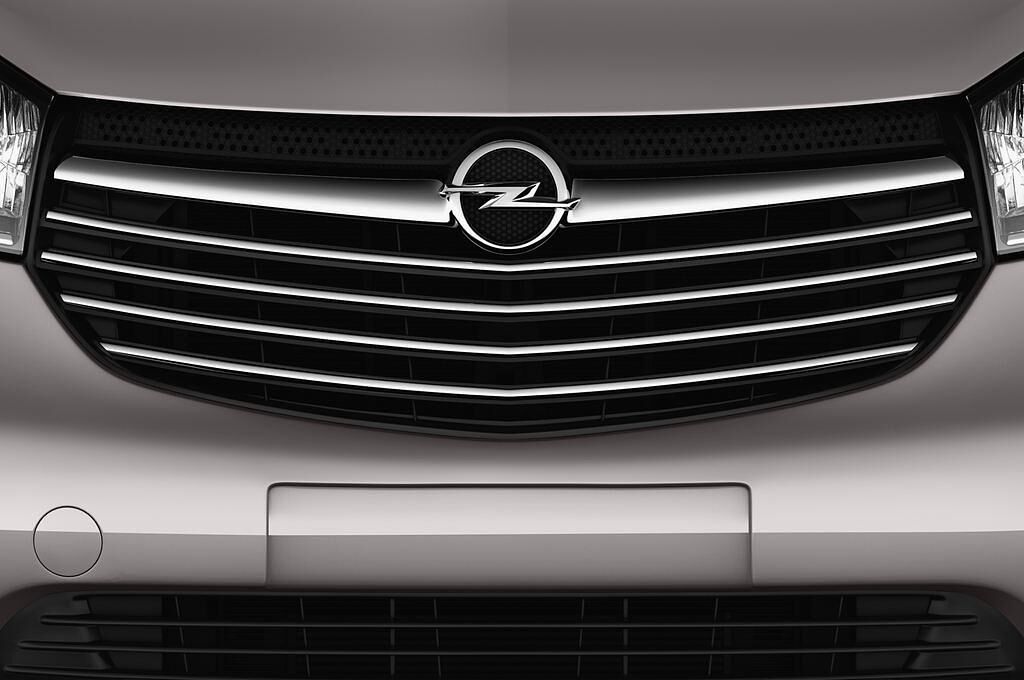 Opel Vivaro (Baujahr 2016) - 4 Türen Kühlergrill und Scheinwerfer