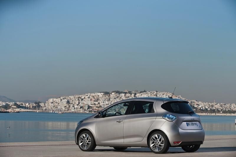 Der Renault Zoe hat vier Türen. Die Plastik-Klinken der hinteren sind fummelig.