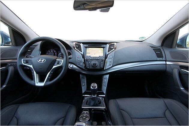 Die Bedienung des i40-Cockpits erfordert nur wenig Eingewöhnung