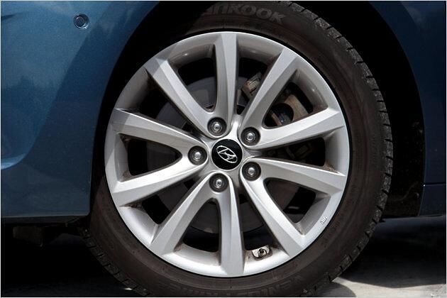 Je nach Version montiert Hyundai 16- oder 17-Zoll-Leichtmetallfelgen