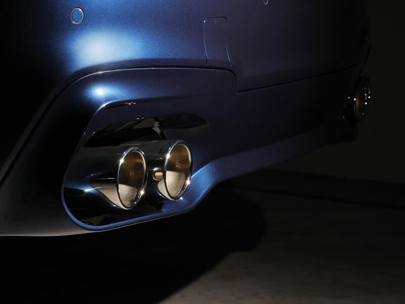 Die zwei Doppelendrohre der Abgasanlage sind in die Heckschürze integriert.