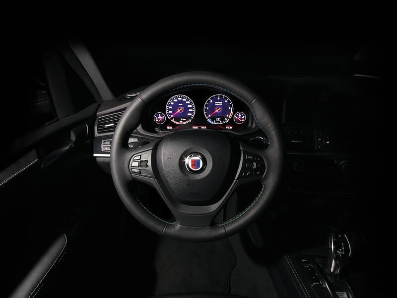 Das handgenähte ALPINA SWITCH-TRONIC Sportlenkrad.
