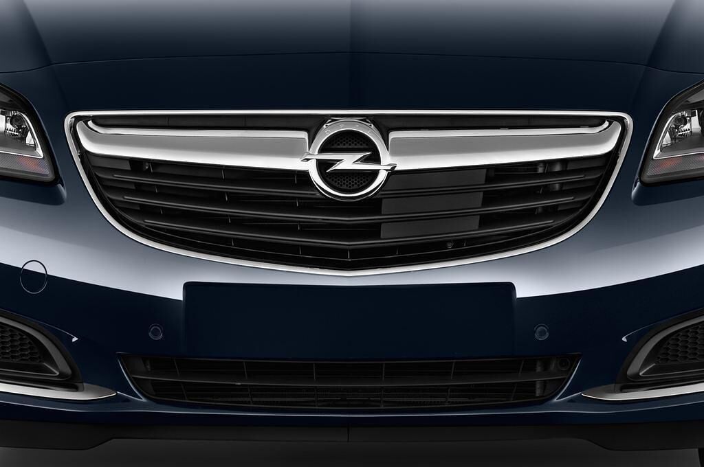 Opel Insignia (Baujahr 2015) Sport 4 Türen Kühlergrill und Scheinwerfer